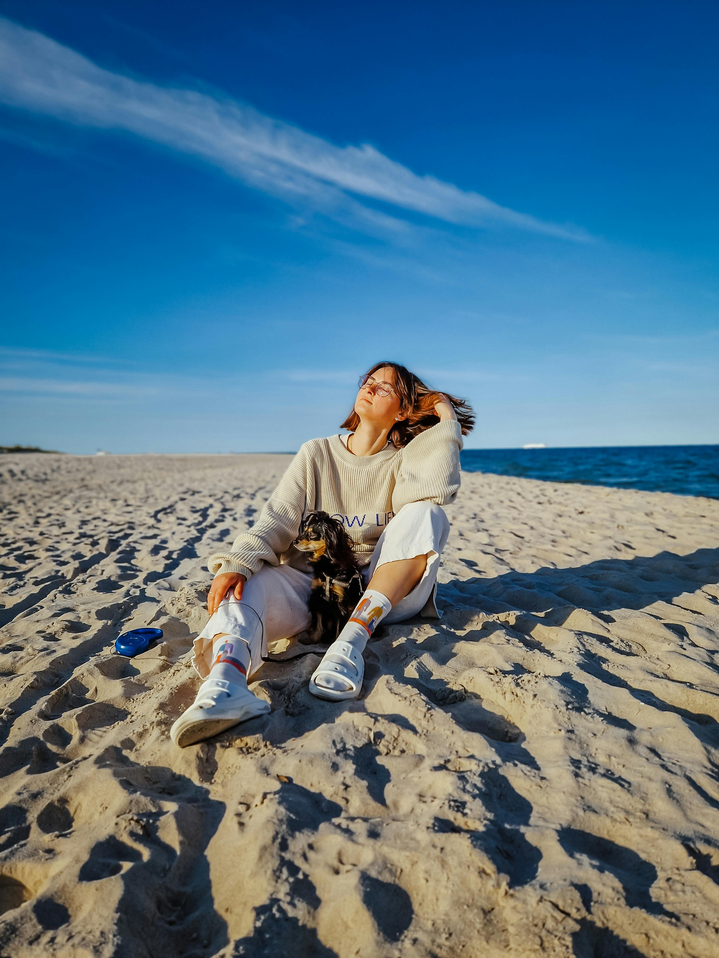 Premium Photo | Woman making yoga poses in baker beach, san francisco