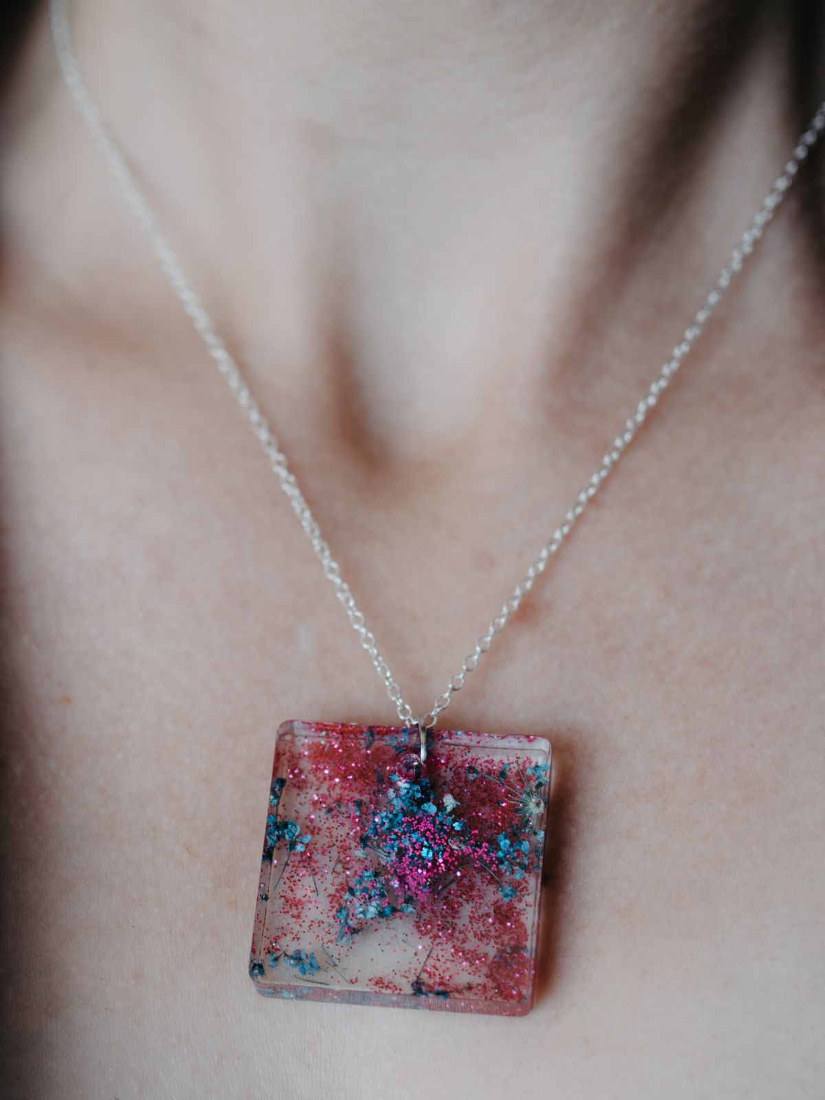 Petit pendentif en résine colorée.