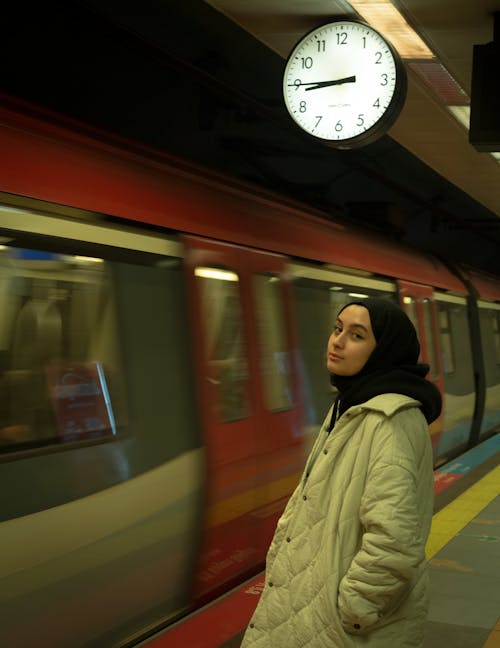 antrenman yaptırmak, arapça kadın, başörtü içeren Ücretsiz stok fotoğraf