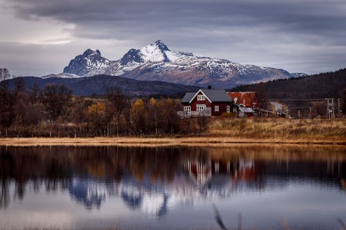 Gratis stockfoto met bergen, boerenwoning, bomen