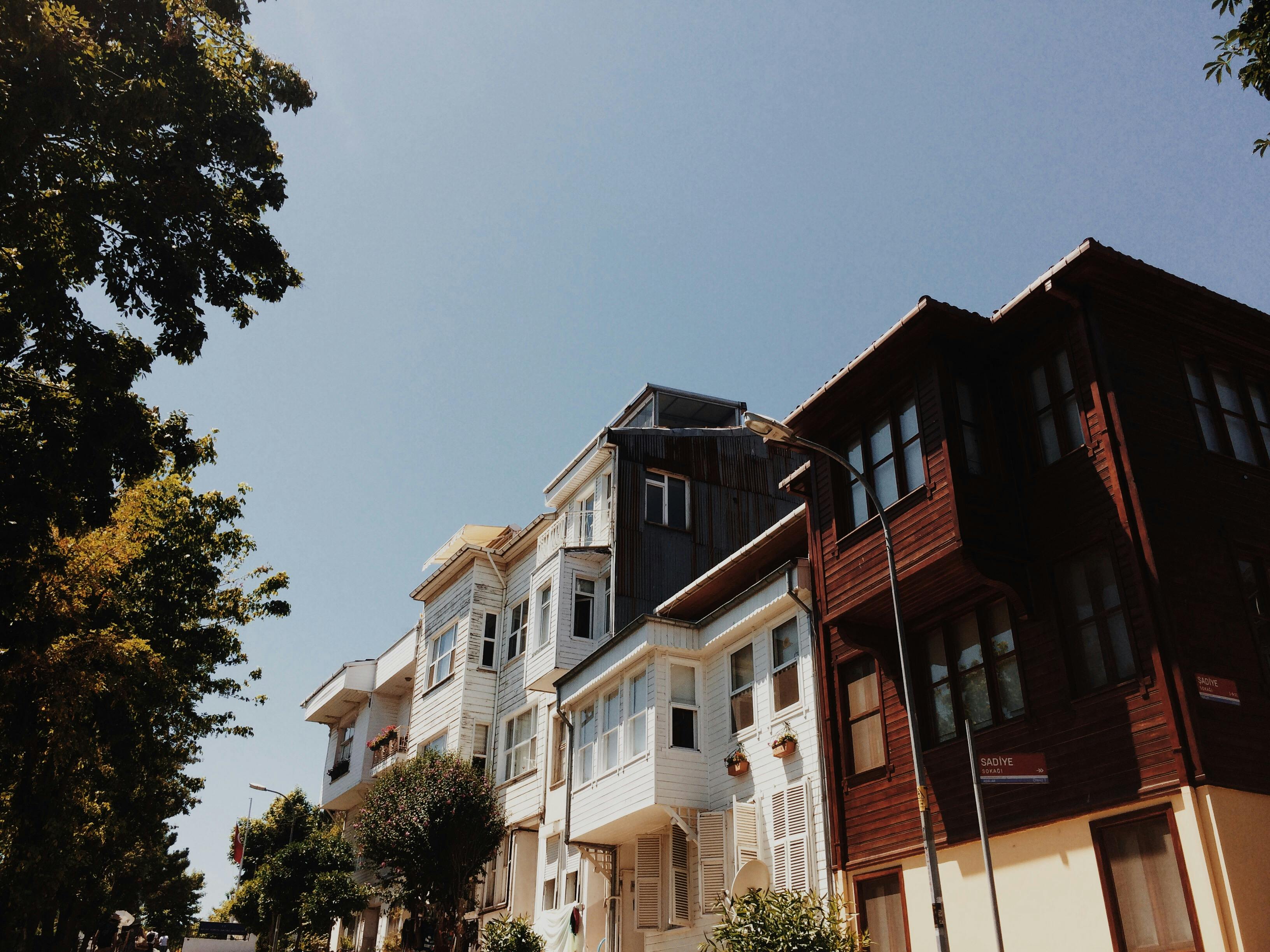 Mortgage rates rise as Iran conflict rattles confidence — Photo by Merve İmal on Pexels