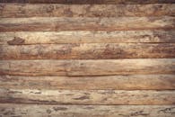 风化木板的特写营造出质朴的纹理背景