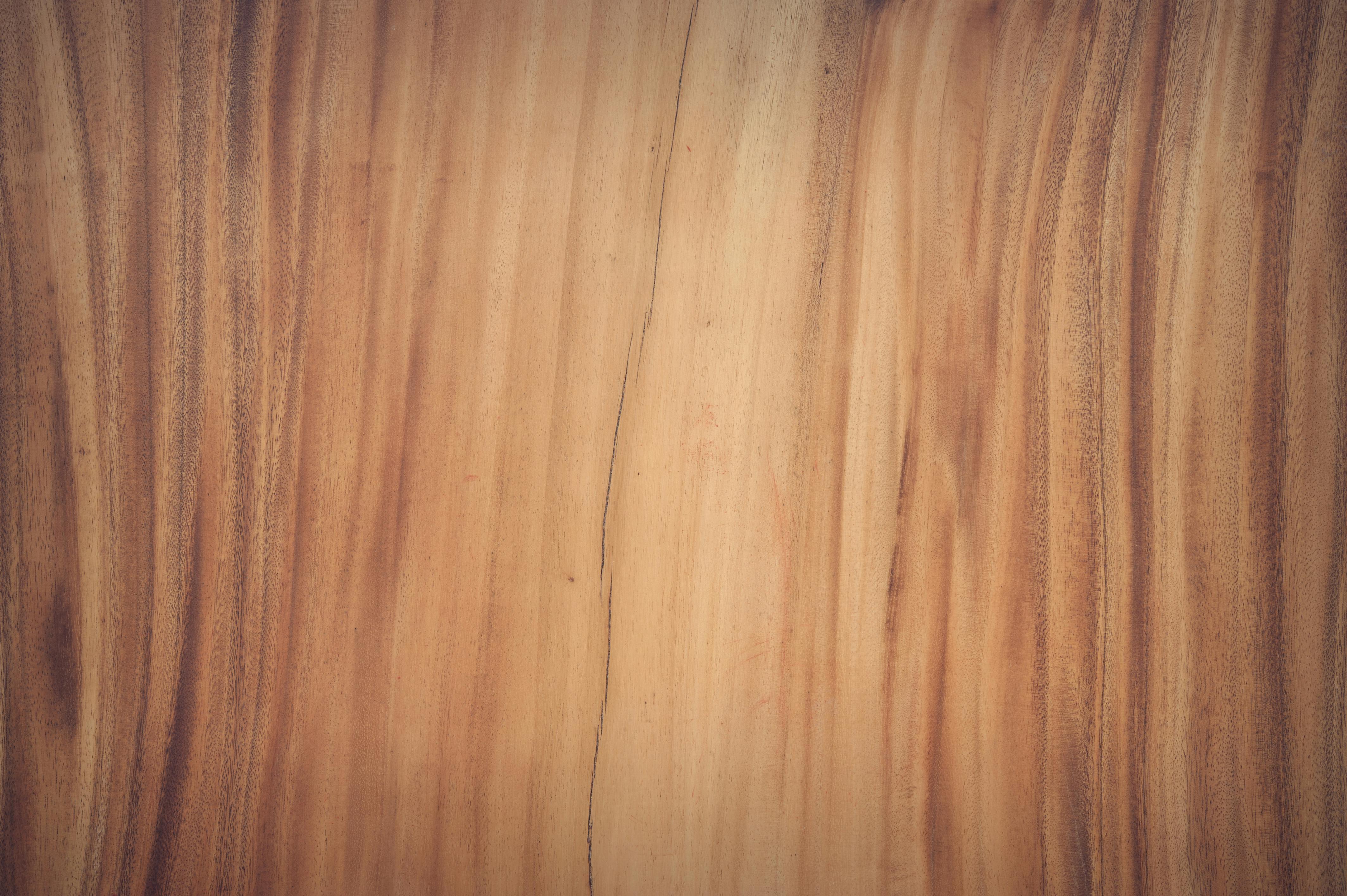 شخص يعمل على جهاز كمبيوتر محمول مع شاشات متعددة تعرض رسومًا بيانية، يمثل التركيز والإنتاجية.