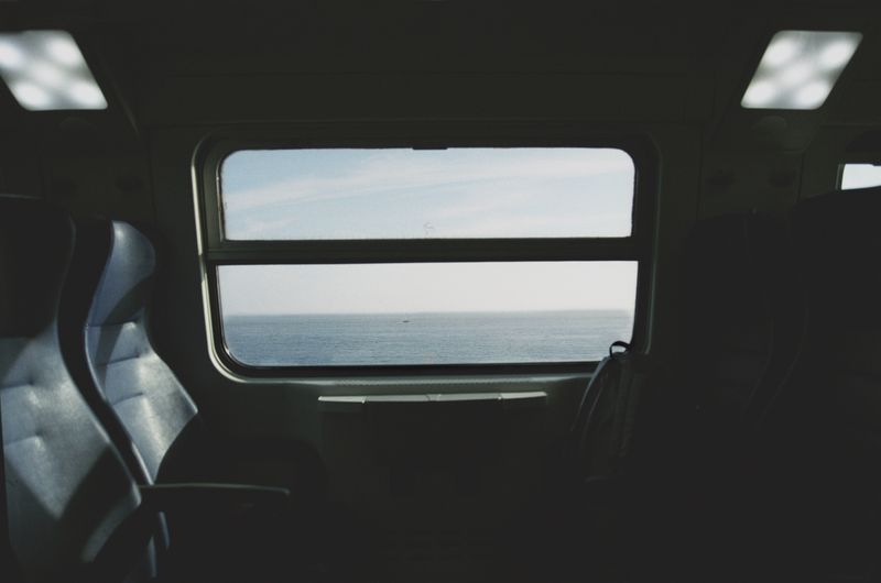 Marea văzută de la fereastra trenului, pe coasta ligurică