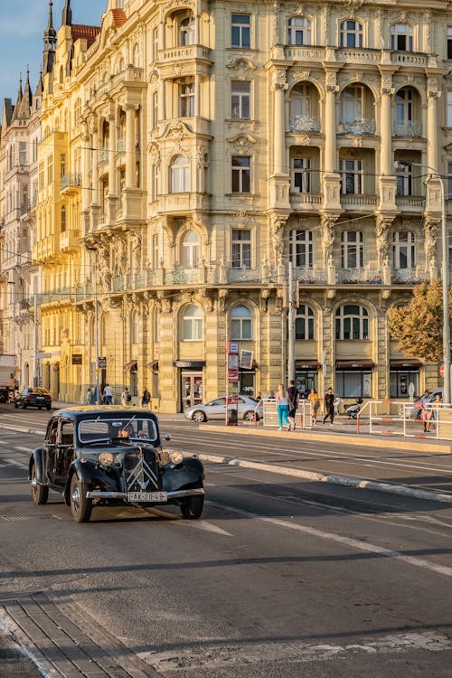 Foto profissional grátis de architecture, automobilístico, carro retrô