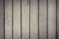 特写展示陈年木板的自然纹理和图案