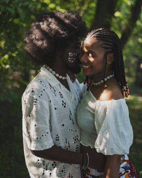 Foto d'estoc gratuïta de afro, besant, dempeus