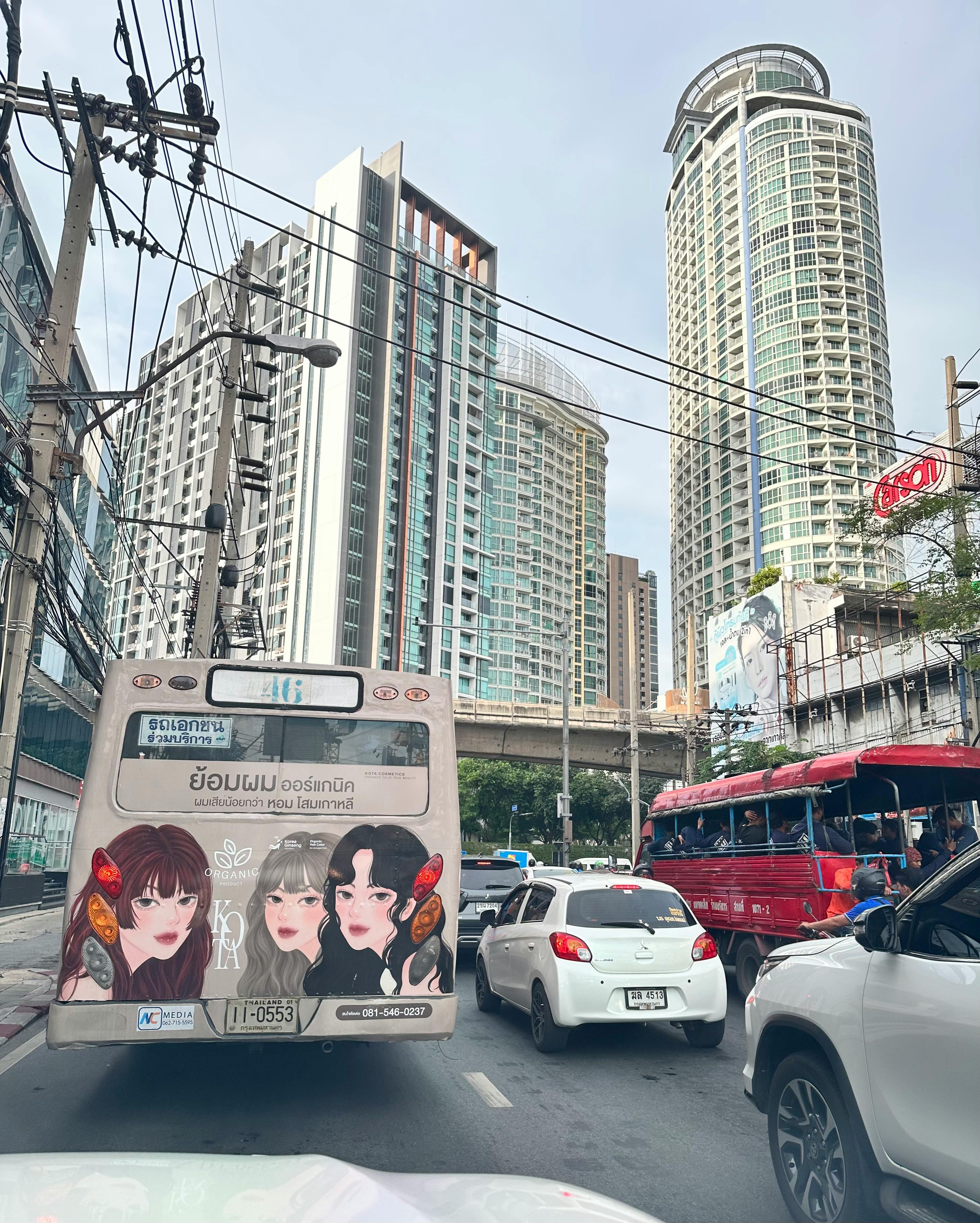 Luxuriöses Zeltlager in der Wüste während einer Safari Abu Dhabi bei Sonnenuntergang