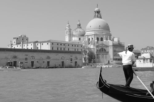 Immagine gratuita di barca, bianco e nero, chiesa