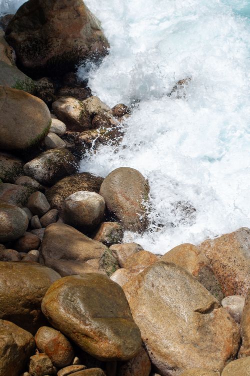 Free Dynamic waves crash onto rocky shores in Acapulco, showcasing nature's power and beauty. Stock Photo