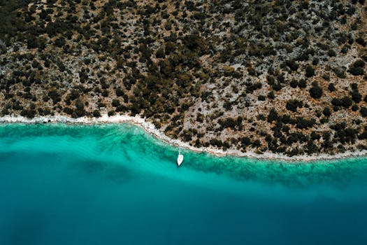 Stunning aerial view of turquoise waters and rugged coastline in Ölüdeniz, Türkiye.