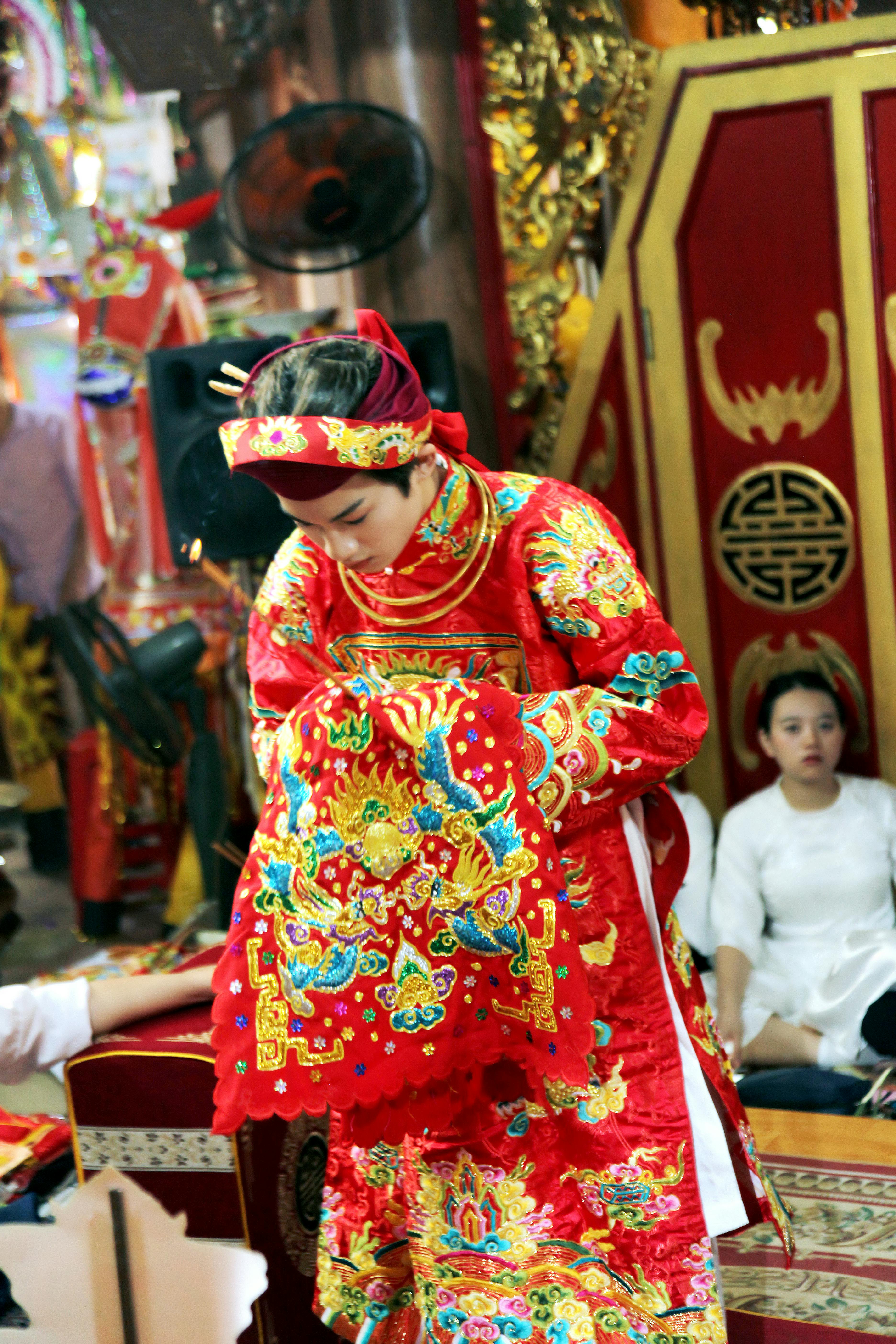 Erhabene Sanddünen bei Sonnenuntergang während einer Desert Safari Abu Dhabi – ein Moment der Stille.