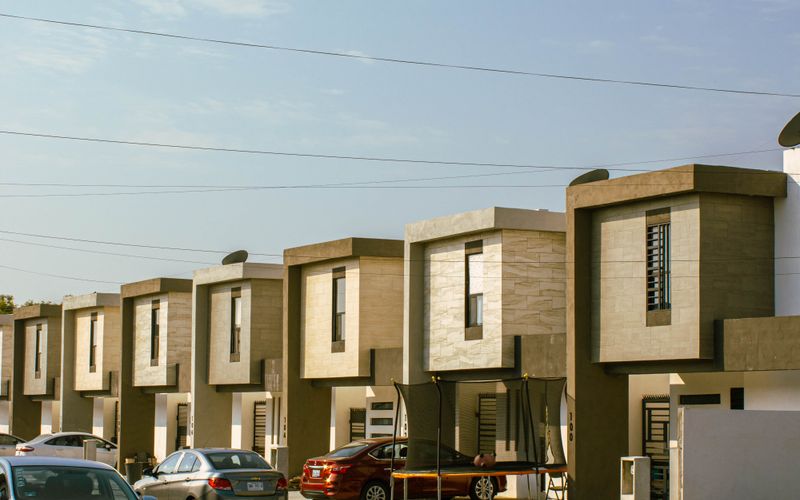 casas suburbanas en una calle soleada