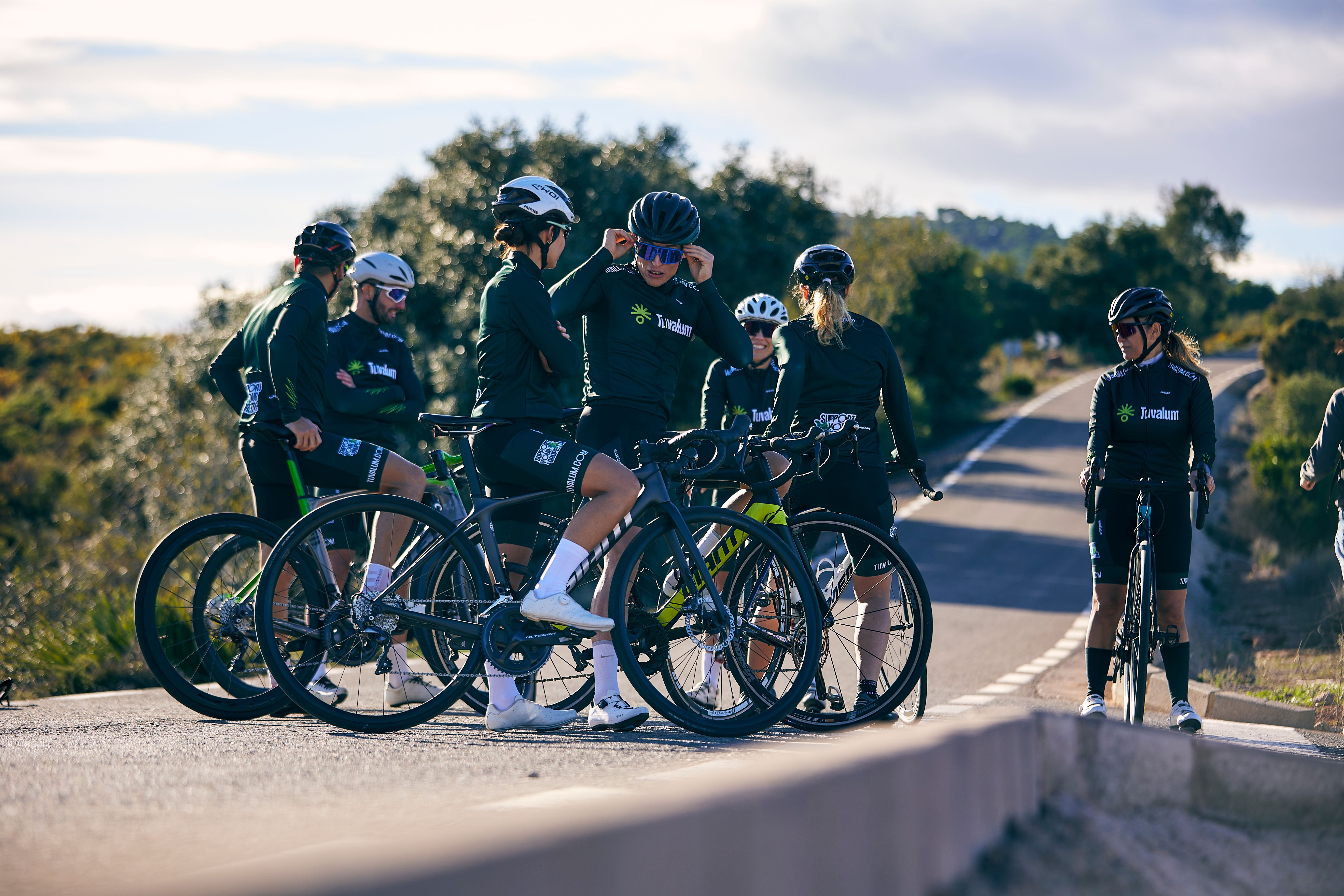 Groep fietsers genietend van een tocht