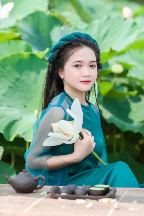 Asyalı kadın, çiçek, dikey atış içeren Ücretsiz stok fotoğraf