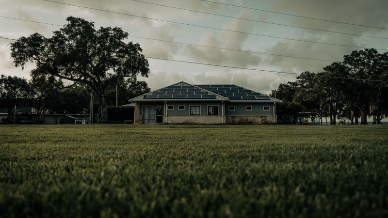 Energia Solar no Brasil: Expansão Acelerada e Custos em Queda Transformam o Setor