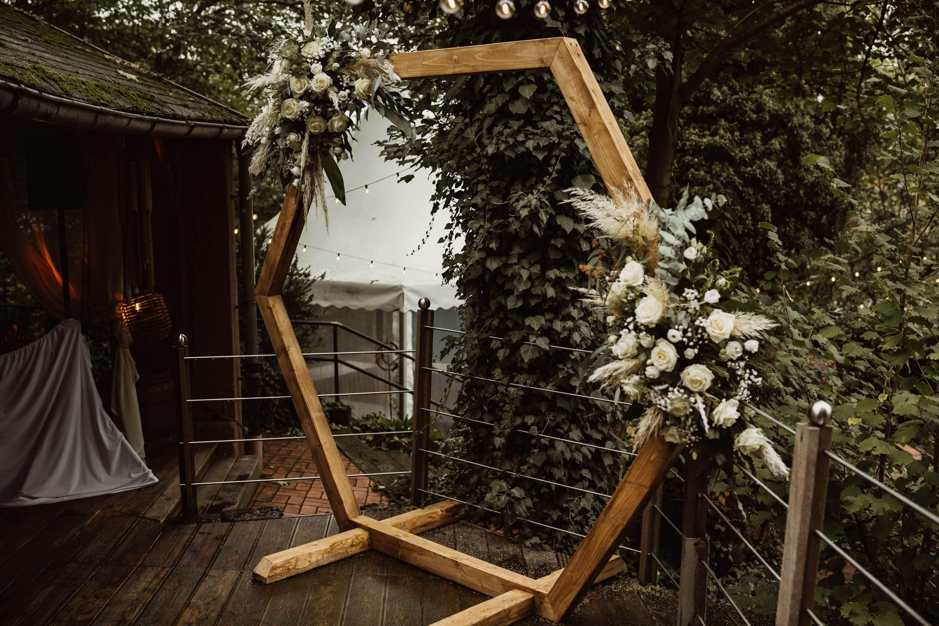 Scena ceremonii z profesjonalnym oświetleniem