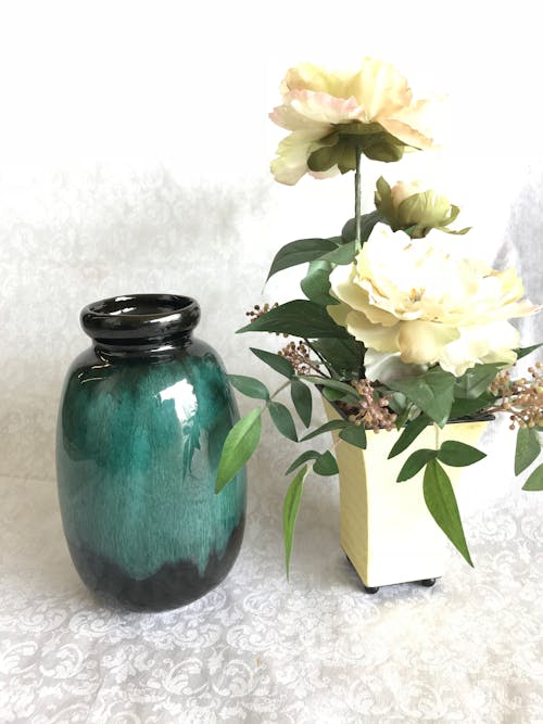 Základová fotografie zdarma na téma tyrkysová, umělé květiny, váza
