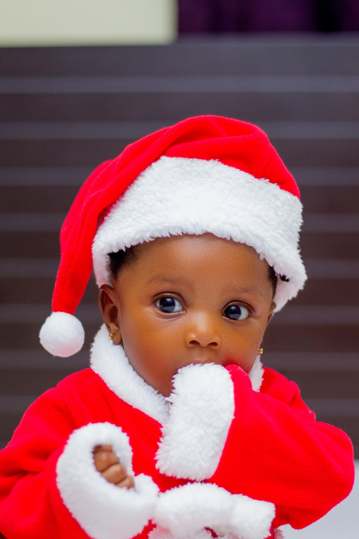 Bebé vestido de Papá Noel con un traje rojo y blanco