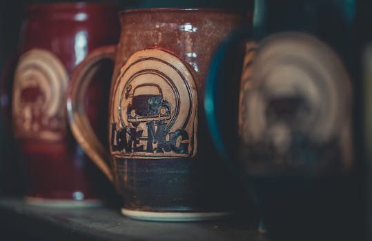 复古马克杯特写，独特的甲虫设计营造出温馨而艺术的氛围