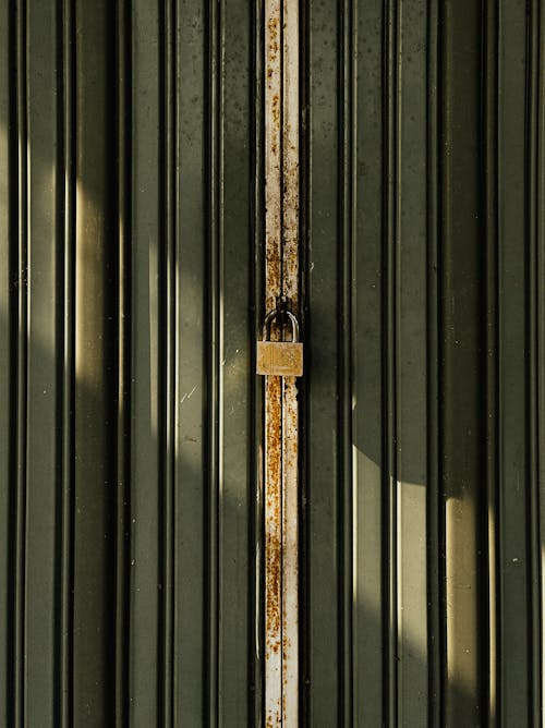 Darmowe zdjęcie z galerii z drzwi, metalowa blacha, pionowy strzał