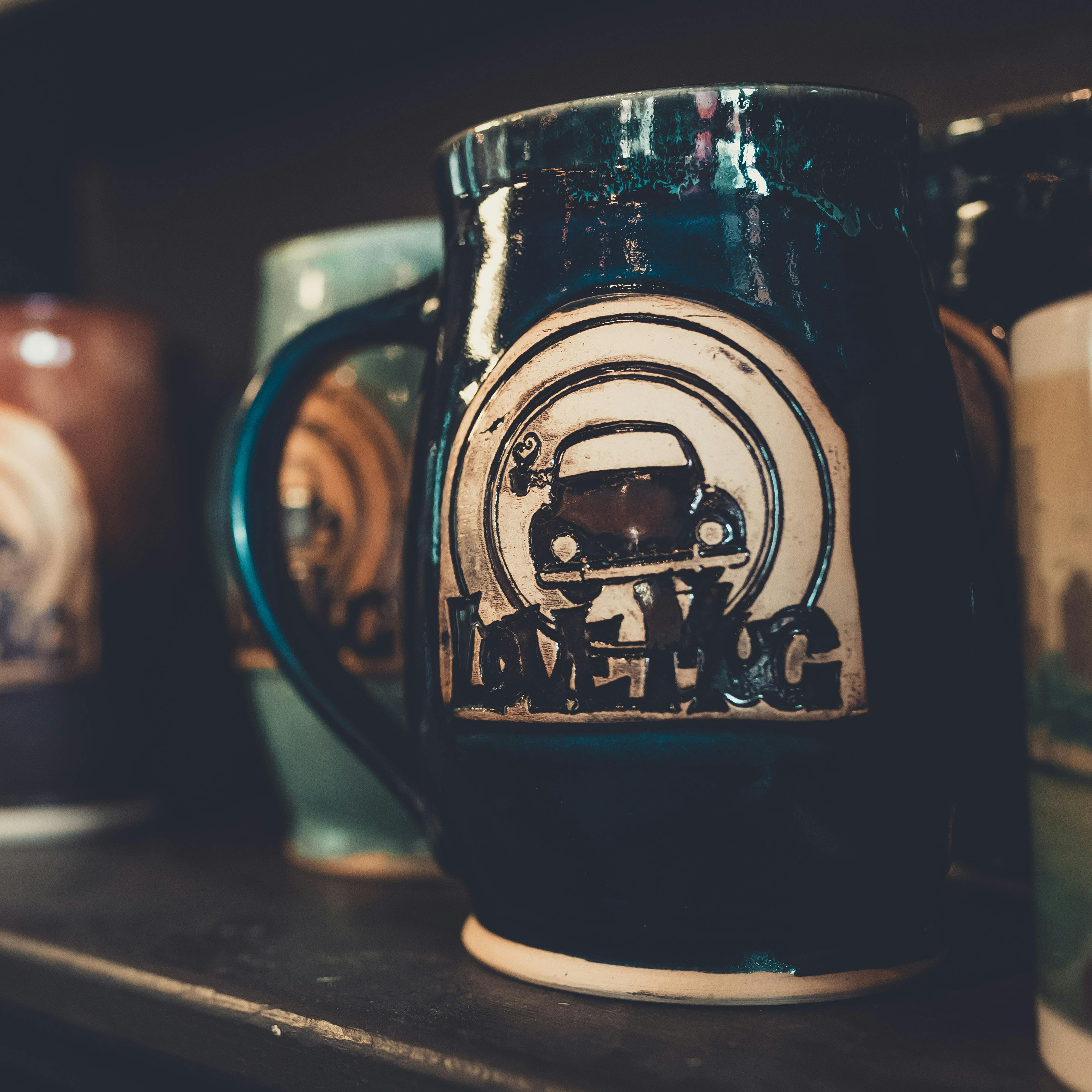 这款复古咖啡杯采用汽车设计风格，特写镜头下非常适合经典装饰爱好者