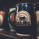 这款复古咖啡杯采用汽车设计风格，特写镜头下非常适合经典装饰爱好者