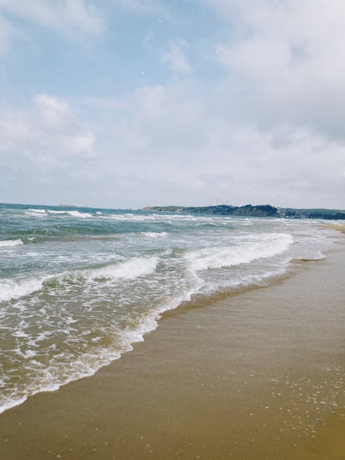 Foto profissional grátis de areia, beira-mar, borrifando