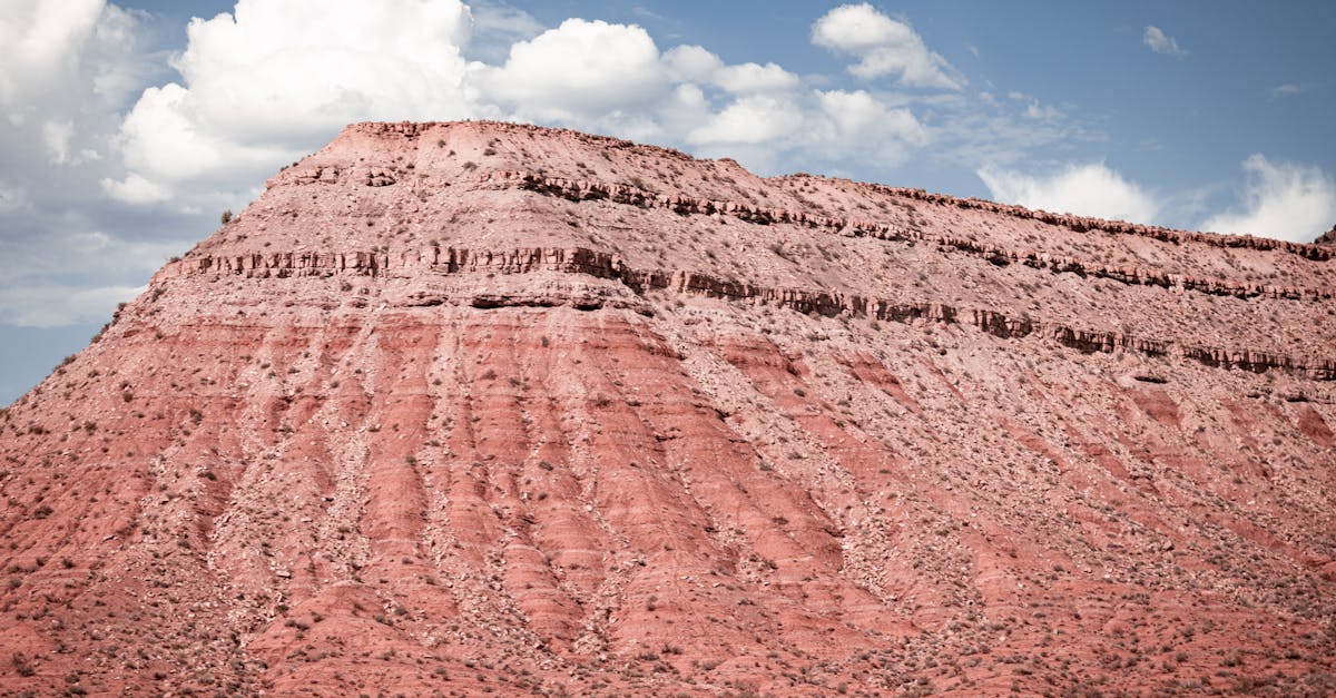 A red rock formation in the desert · Free Stock Photo