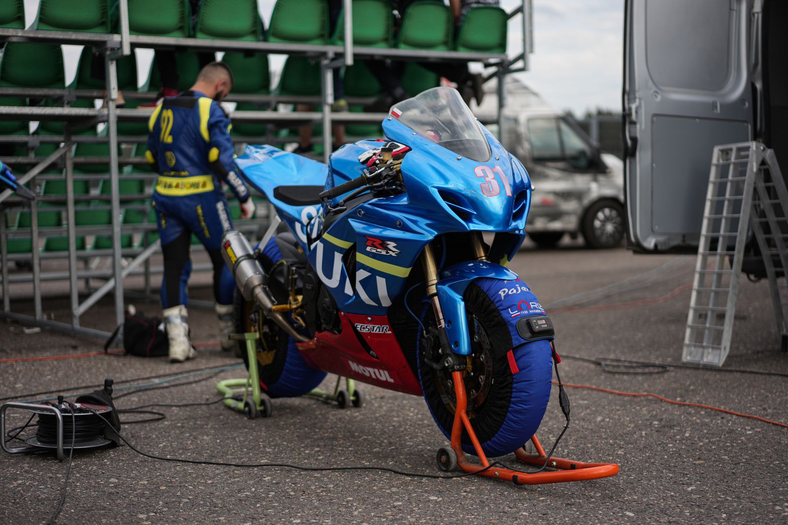 Moto sportive Suzuki préparée par une équipe technique avant une course
