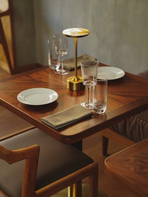 Fotobanka s bezplatnými fotkami na tému drevený stôl, elegantný, jesť večeru