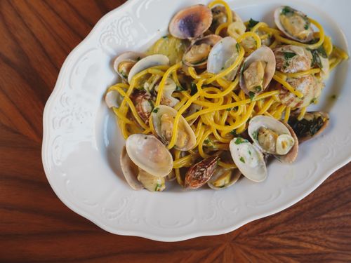 Free A savory Italian pasta dish with fresh clams served on a decorative white plate, perfect for seafood lovers. Stock Photo