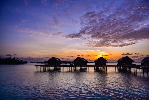 Free Silhouette Of Sea Houses Während Der Goldenen Stunde Stock Photo