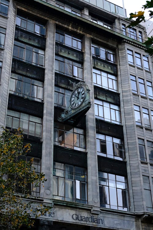 Horloge à L'extérieur D'un Bâtiment