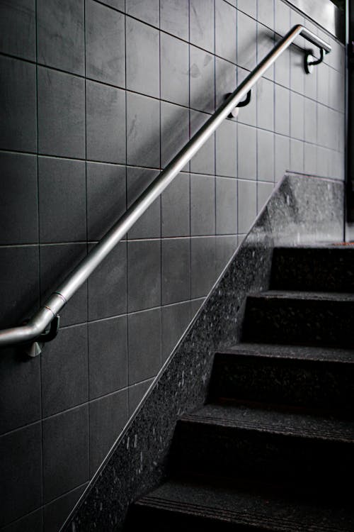 Foto d'estoc gratuïta de blanc i negre, escales, mur
