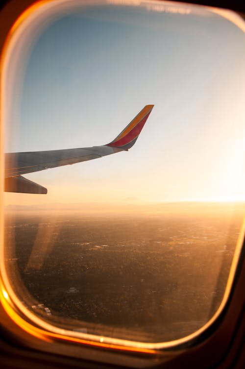 飛行機の窓からの航空写真