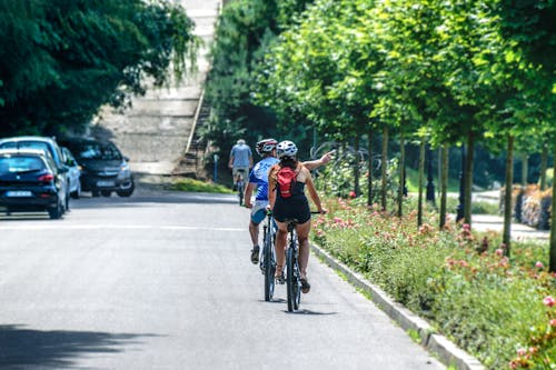 Homem E Mulher Andando De Bicicleta