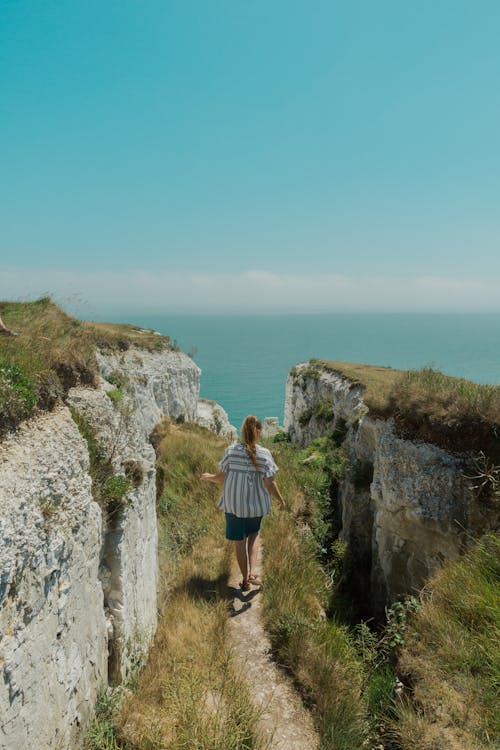 Donna Che Cammina Sul Sentiero Tra Le Rocce