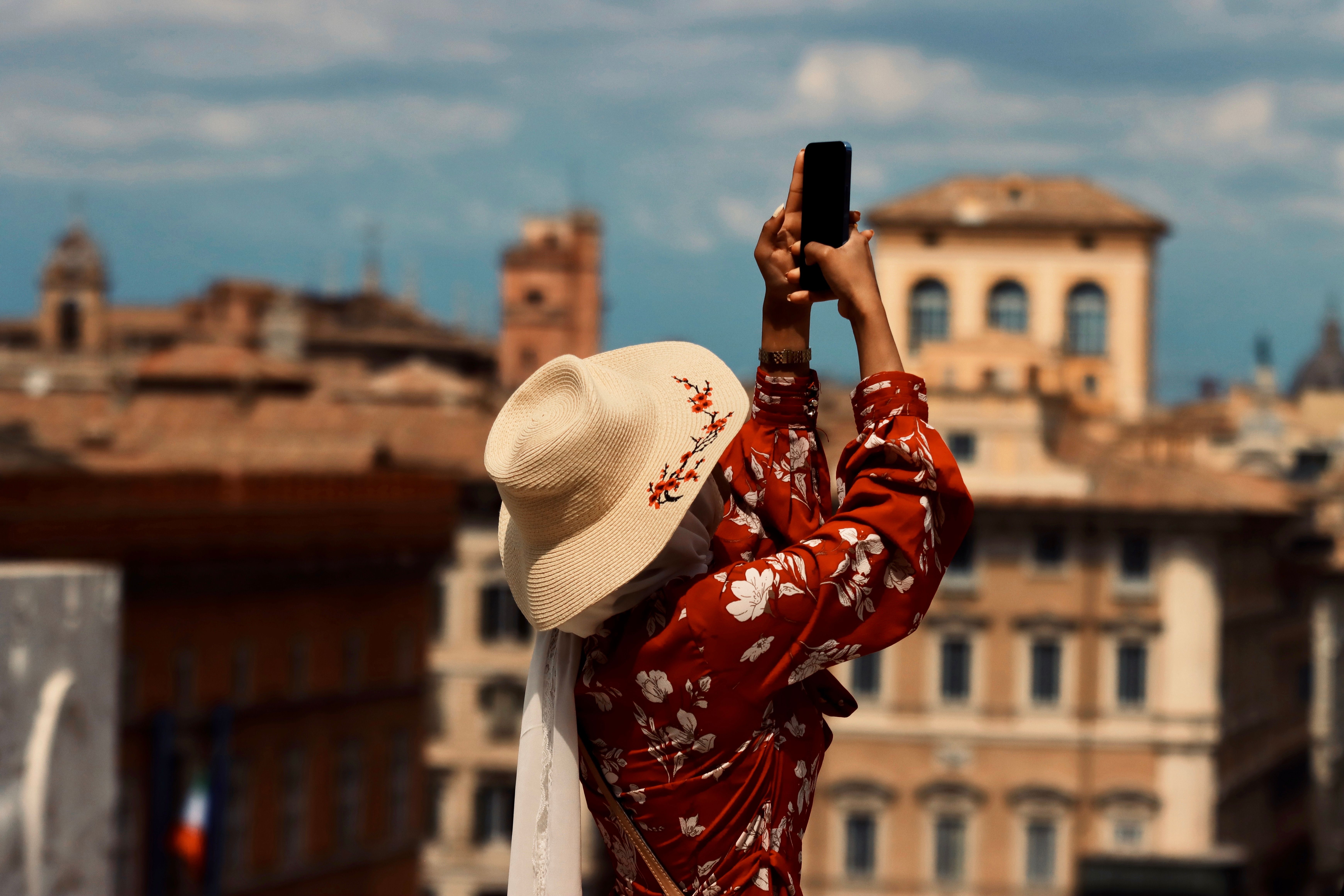 Comparativo de preços chip internacional versus roaming para viagem na Europa 2026