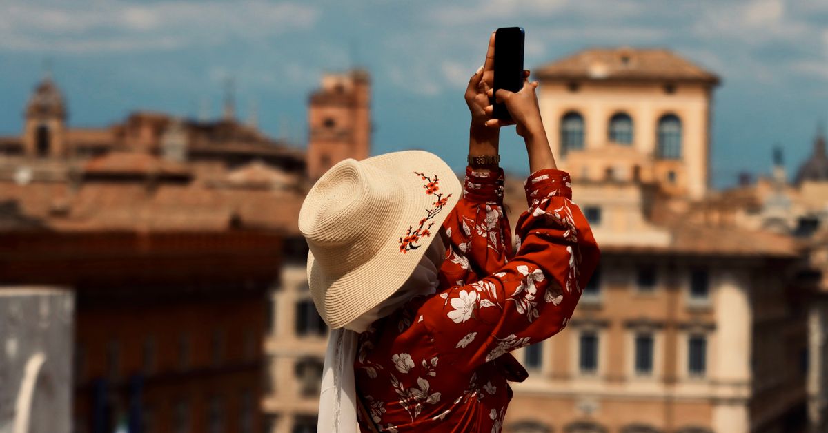 Viajero gestionando dos eSIM en el móvil durante un viaje por dos países