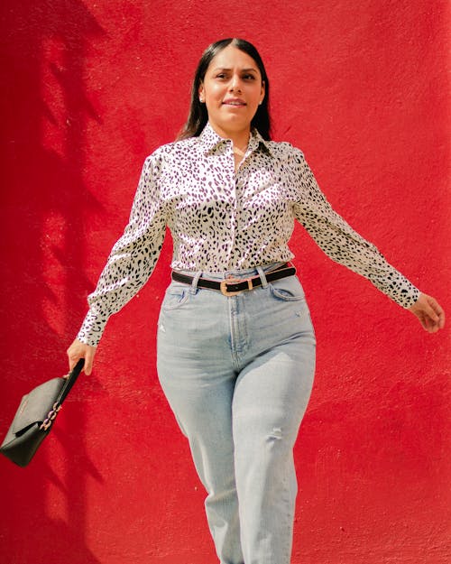 Безкоштовне стокове фото на тему «вертикальні постріл, джинси, жінка»