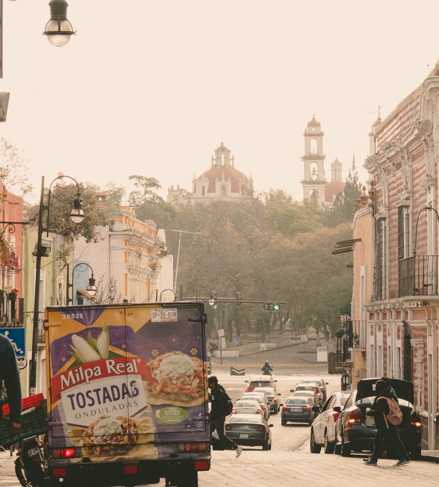Camión de reparto de alimentos en una calle del centro de Puebla