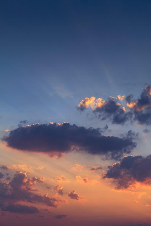 Бесплатное стоковое фото с Аэрофотосъемка, вертикальный выстрел, закат