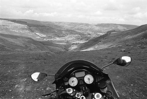 Foto d'estoc gratuïta de aventura, blanc i negre, moto