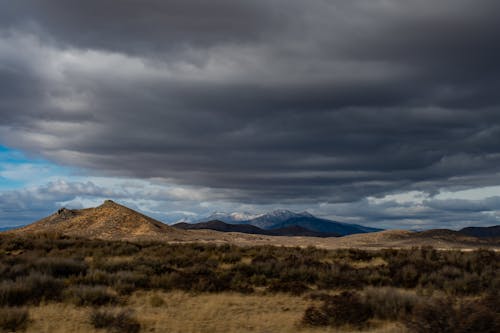 Landschapsfotografie Van Bergen Onder Grijze Lucht