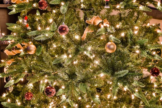 这棵装饰精美的圣诞树配有灯光和饰品，非常适合作为节日壁纸