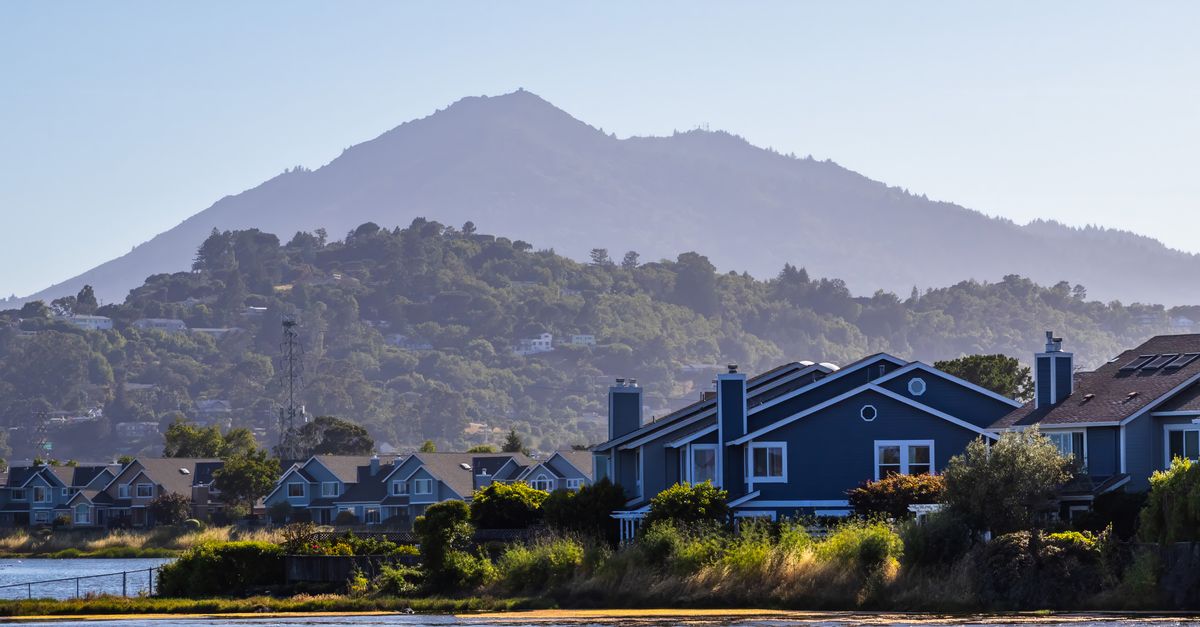 Picturesque lakeside village with mountain backdrop, ideal for peaceful retreats and nature lovers.