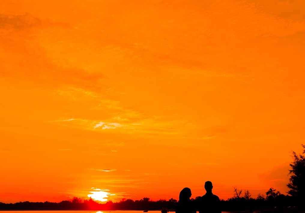Online dating: starting a conversation on a niche platform