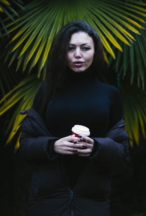 Mujer, Llevando, Chaqueta Negra, Tenencia, Taza