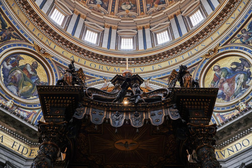 Baldachinul lui Bernini din Bazilica San Pietro, cu cupola deasupra